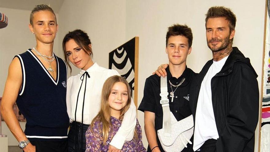 Victoria Beckham presenta su desfile virtual con su familia como únicos invitados