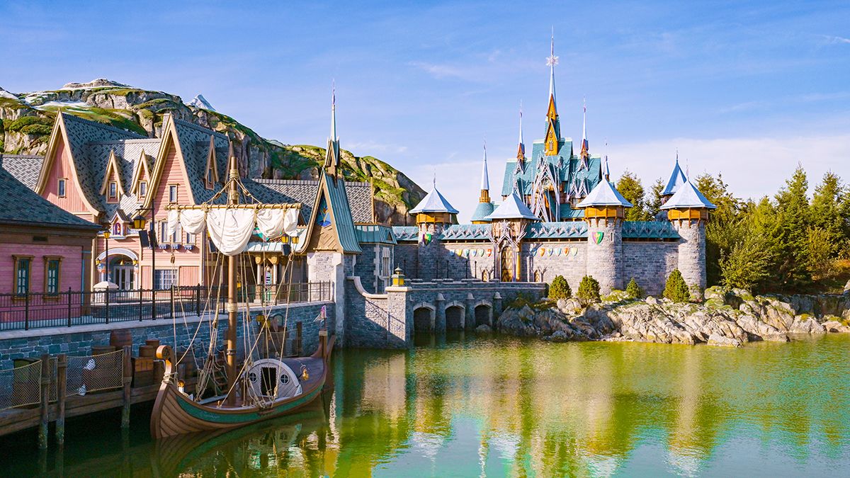 World of Frozen recrea el reino de Arendelle con arquitectura inspirada en la estética nórdica y un lago central como eje del recorrido.