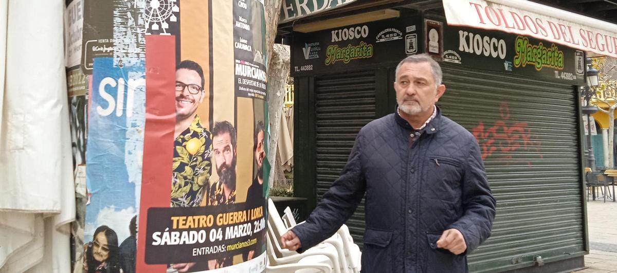El edil popular Ángel Ramón Meca Ruzafa junto a uno de los espacios urbanos de publicidad, en la Plaza de Calderón de la Barca.