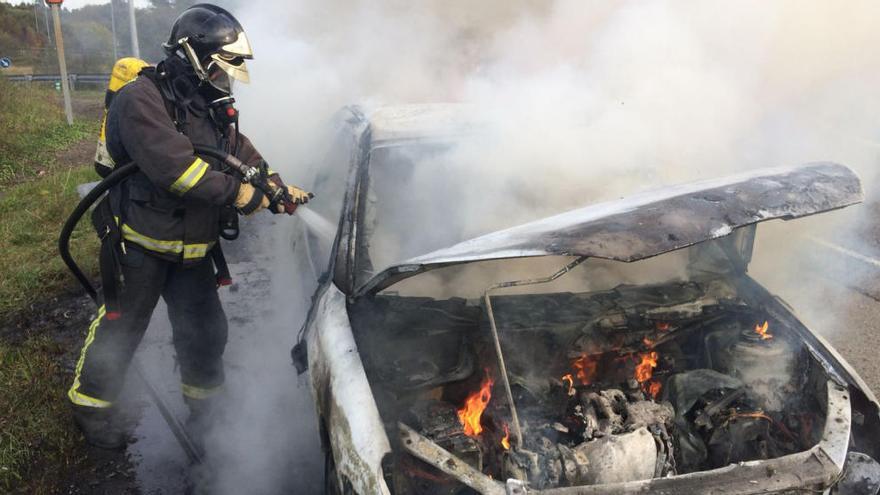 Arde un coche en una salida de la autovía en Villaviciosa