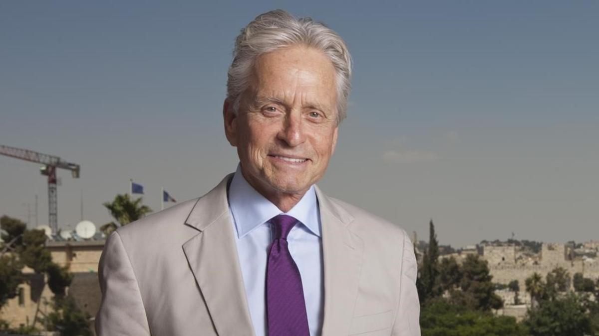 jgblanco30087964 michael douglas poses for a photo before an interview with t160905192339