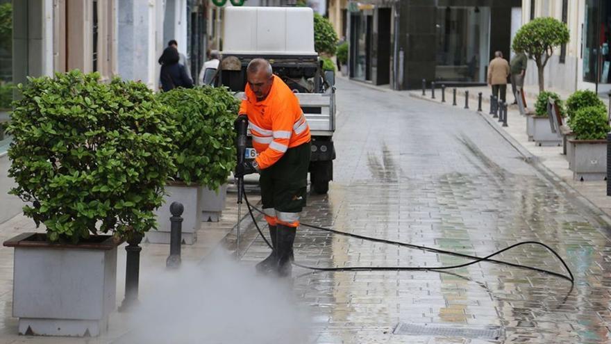 Imagen de archivo de trabajos del baldeo en una calle de Montilla.