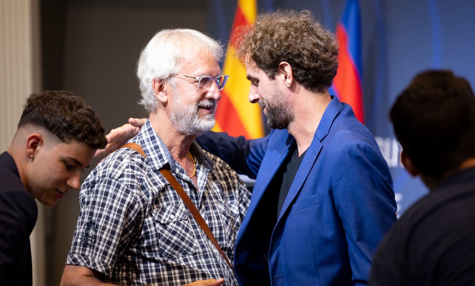 Roger Grimau saluda a su padre antes del inicio del acto de presentación