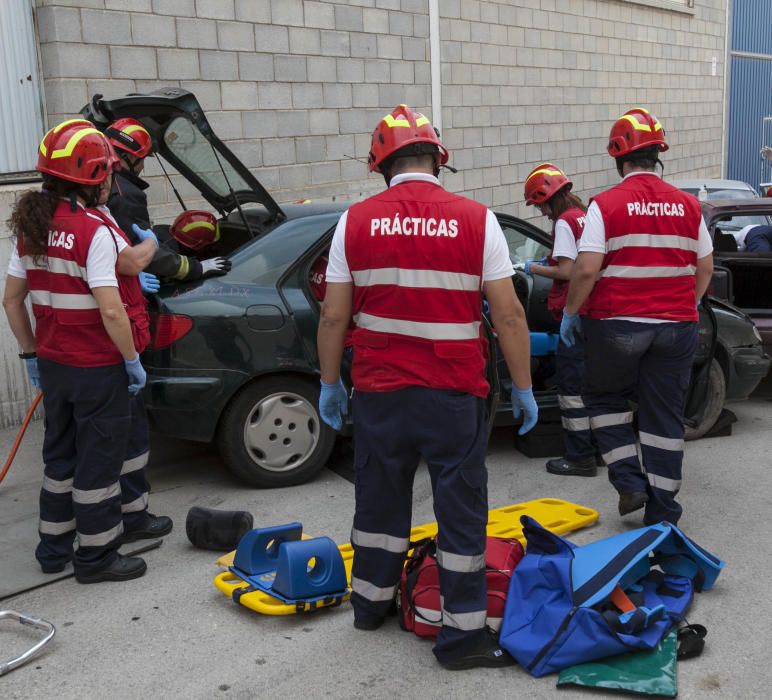 Cincuenta alumnos de Cruz Roja participan en un simulacro de accidente de tráfico