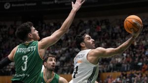 Campazzo penetra ante Tomic y Busquets, este domingo en Badalona.