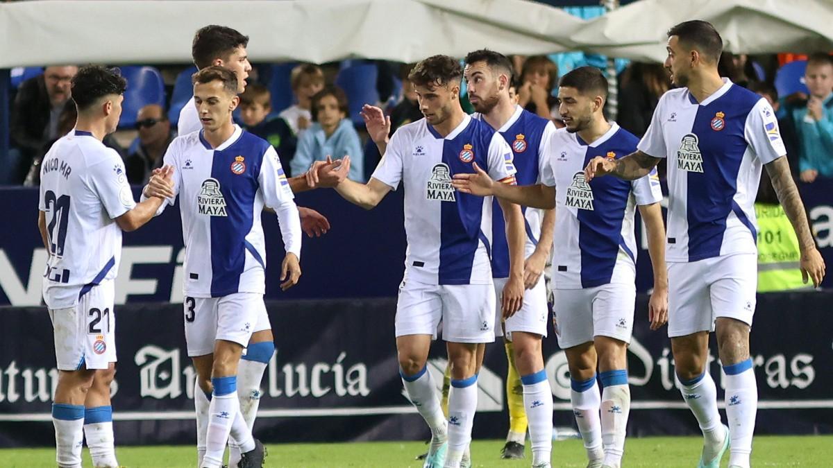 Los jugadores del Espanyol celebran un gol en La Rosaleda