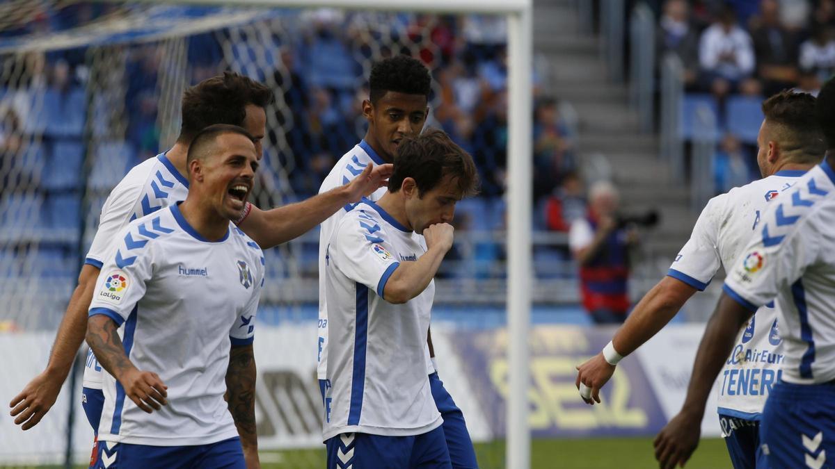 Vitolo, Carlos Ruiz y Lozano, felicitando a Raúl Cámara por su gol al Almería en 2017.