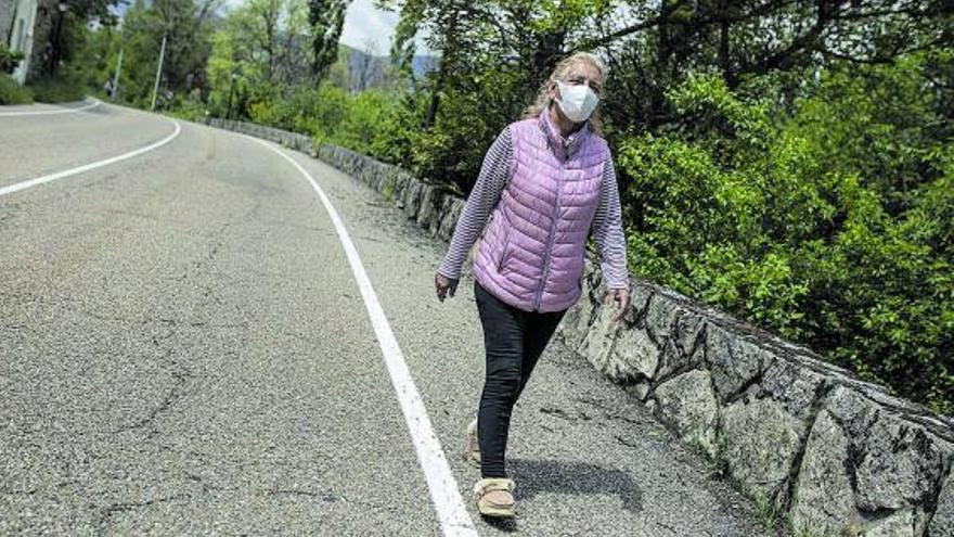 Una mujer camina por el entorno de Galende en una imagen de archivo. | Emilio Fraile