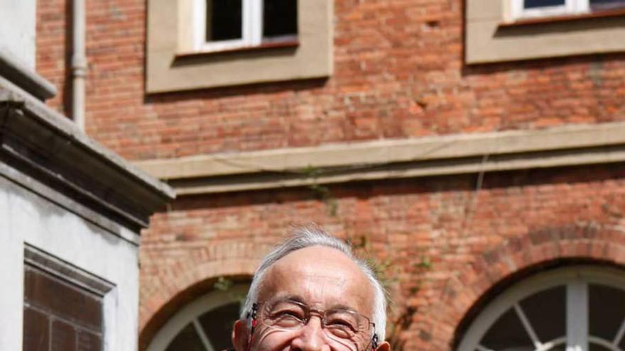 José Luis Pinilla, ayer, en el patio interior del Colegio de la Inmaculada de Gijón.