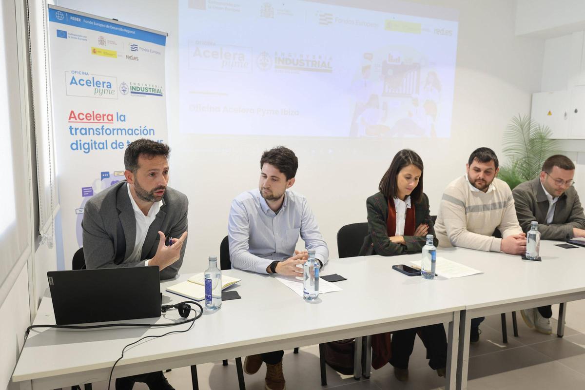 El coordinador de la oficina Acelera pyme en Ibiza, Gonzalo Palacios, a la izquierda de la imagen.