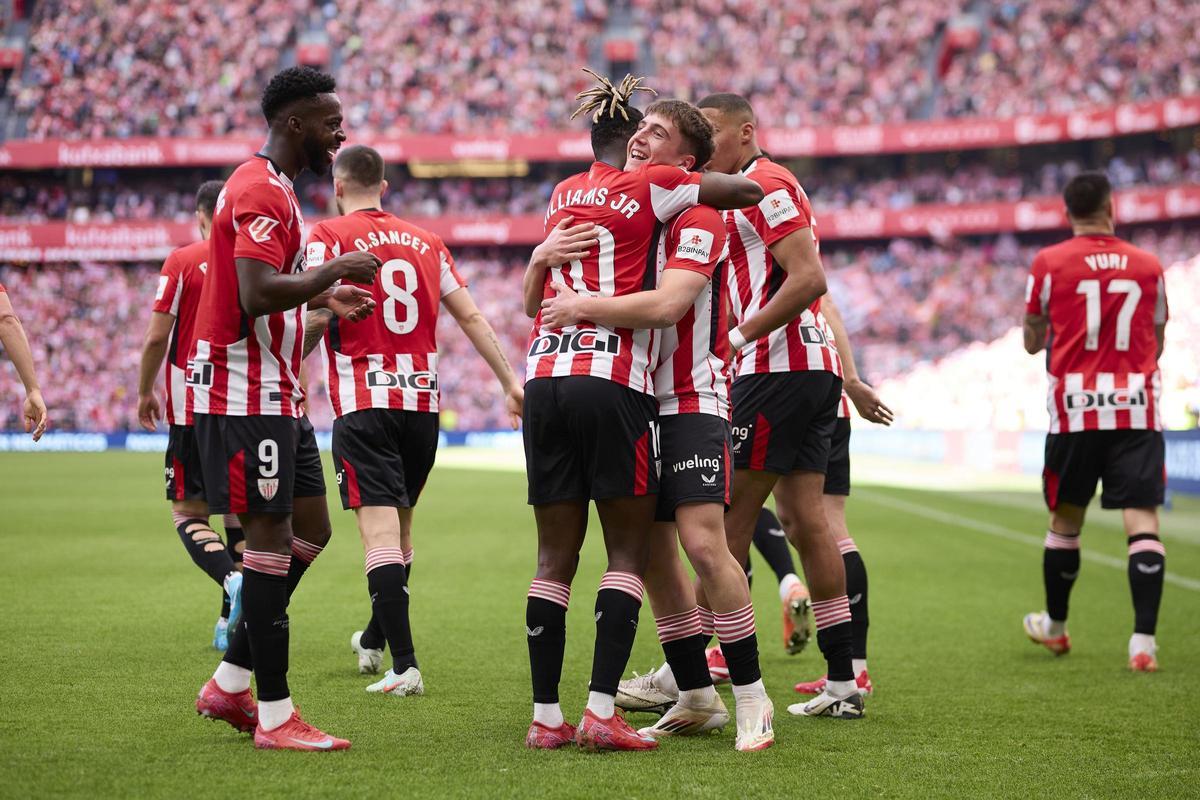 Jugadores del Athletic Club celebran uno de los goles ante el Real Valladolid