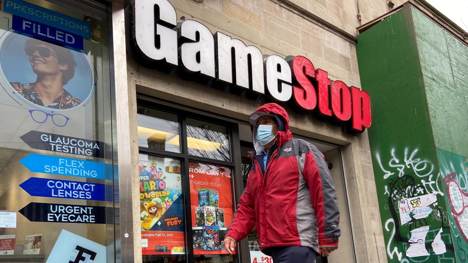 Un hombre pasa frente a una tienda de GameStop de Nueva York, el 27 de enero de 2020