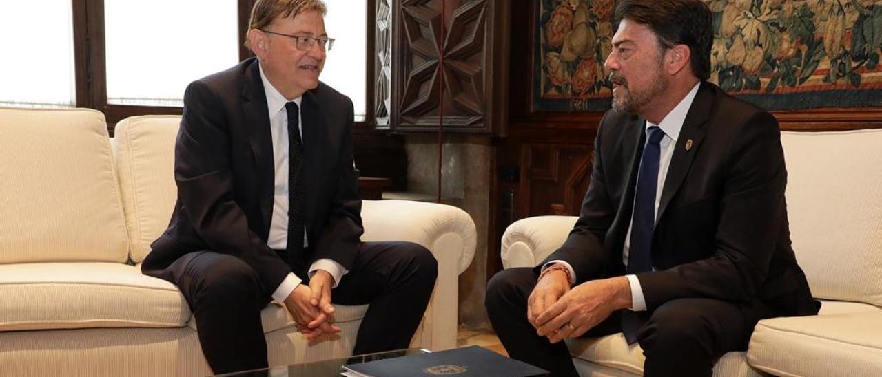 Ximo Puig recibió ayer en el Palau de la Generalitat al alcalde de Alicante, Luis Barcala.