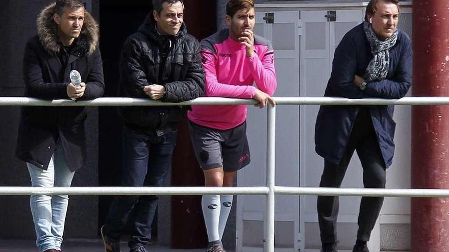 Carmelo del Pozo, segundo por la izquierda, sigue un entrenamiento del Levante.