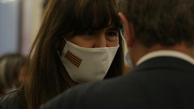 La portavoz del Grupo Junts per Catalunya en el Congreso, Laura Borràs, con una mascarilla con la 'senyera', habla con el diputado de su formación Ferran Bel, a su salida del hemiciclo, el 25 de junio