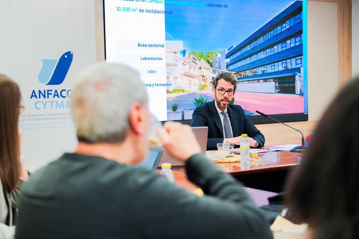 El secretario general de Anfaco-Cytma, Roberto Alonso, en el café informativo celebrado este jueves por la entidad en la sede de la Confederación Empresarial de Pontevedra (CEP).