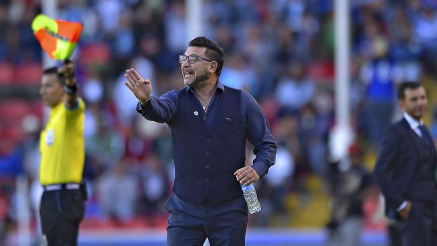 Antonio Mohamed dando órdenes.