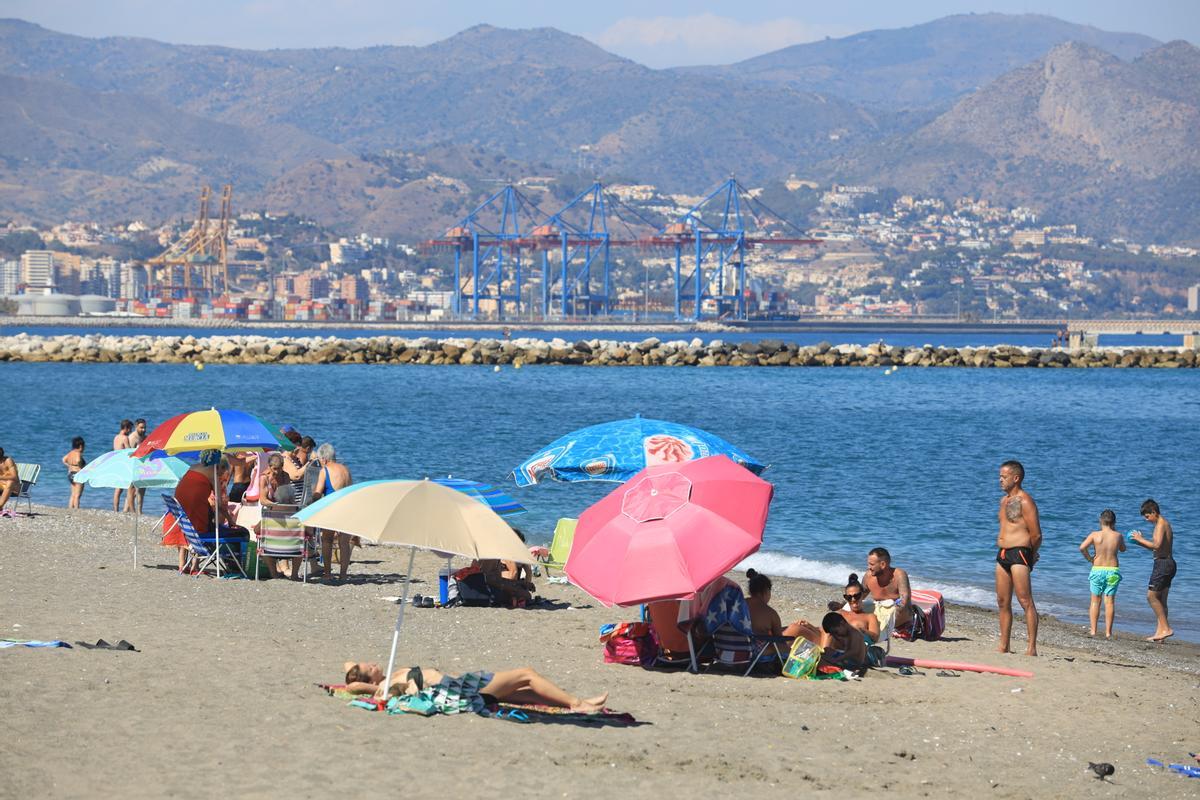 Bañistas este lunes tarde, en la playa de Sacaba, en la capital.