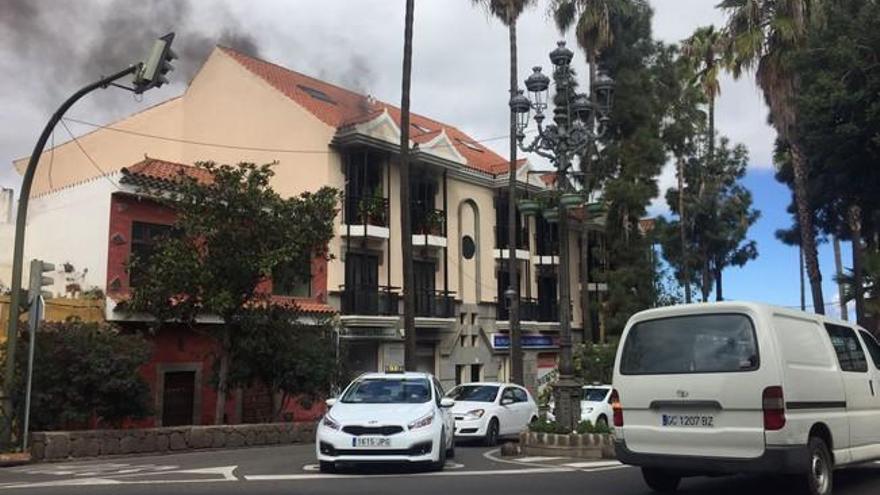 Una vela incendia un piso en el casco de Santa Brígida