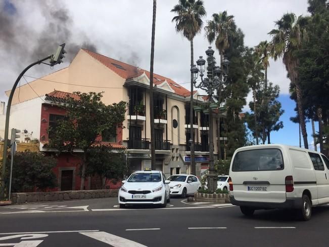 Una vela incendia un piso en el casco de Santa Brígida