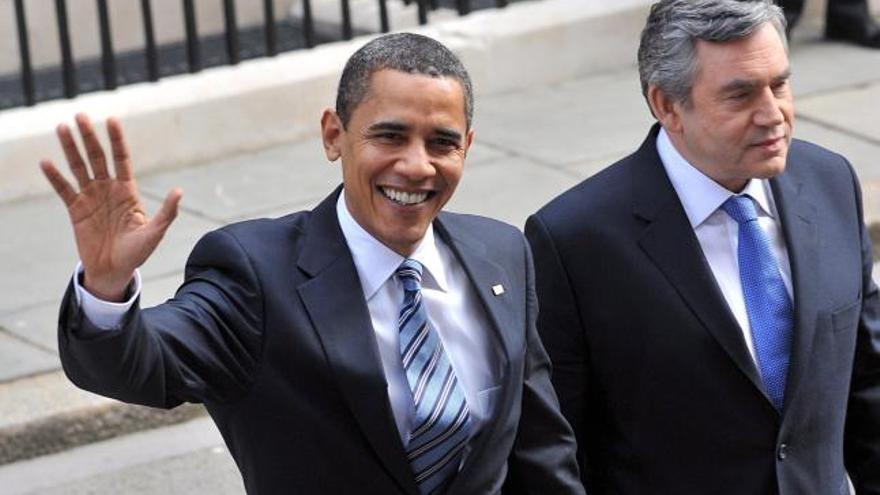 El presidente de Estados Unidos, Barack Obama y el primer ministro británico, Gordon Brown, abandonan Downing Street, en Londres .