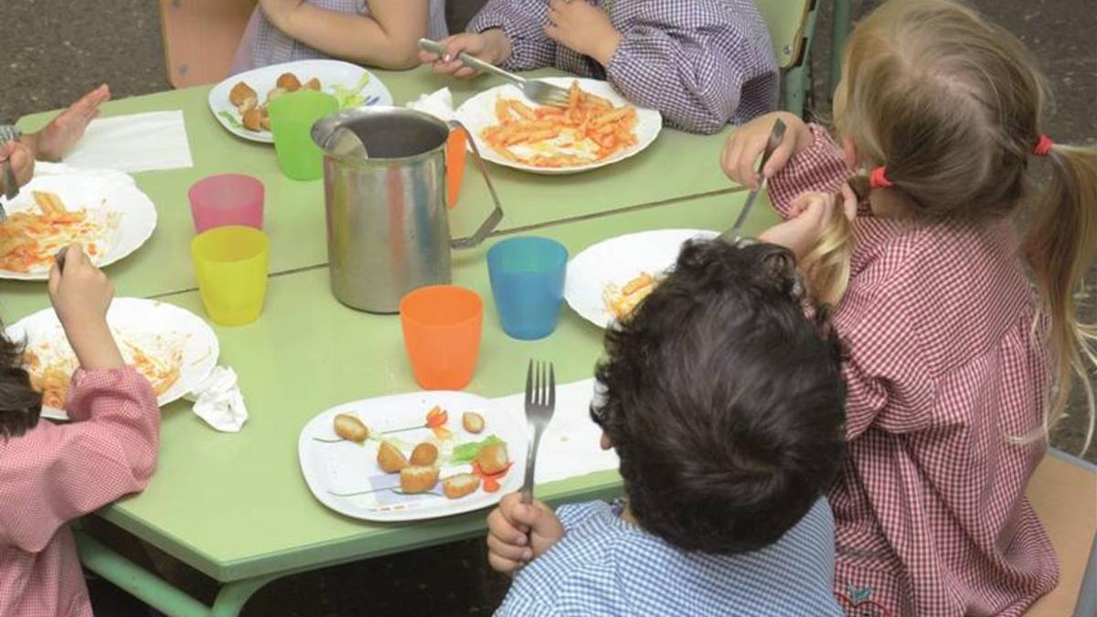 Infants durant un àpat en un menjador escolar