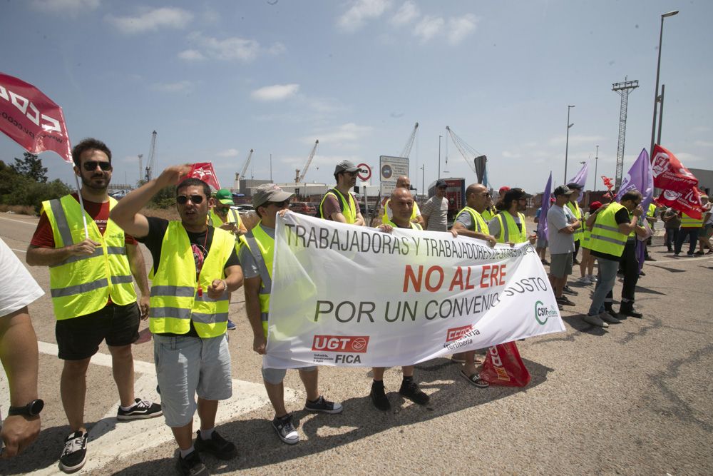 Segundo día de huelga de los trabajadores de Fertiberia en el Port de Sagunt