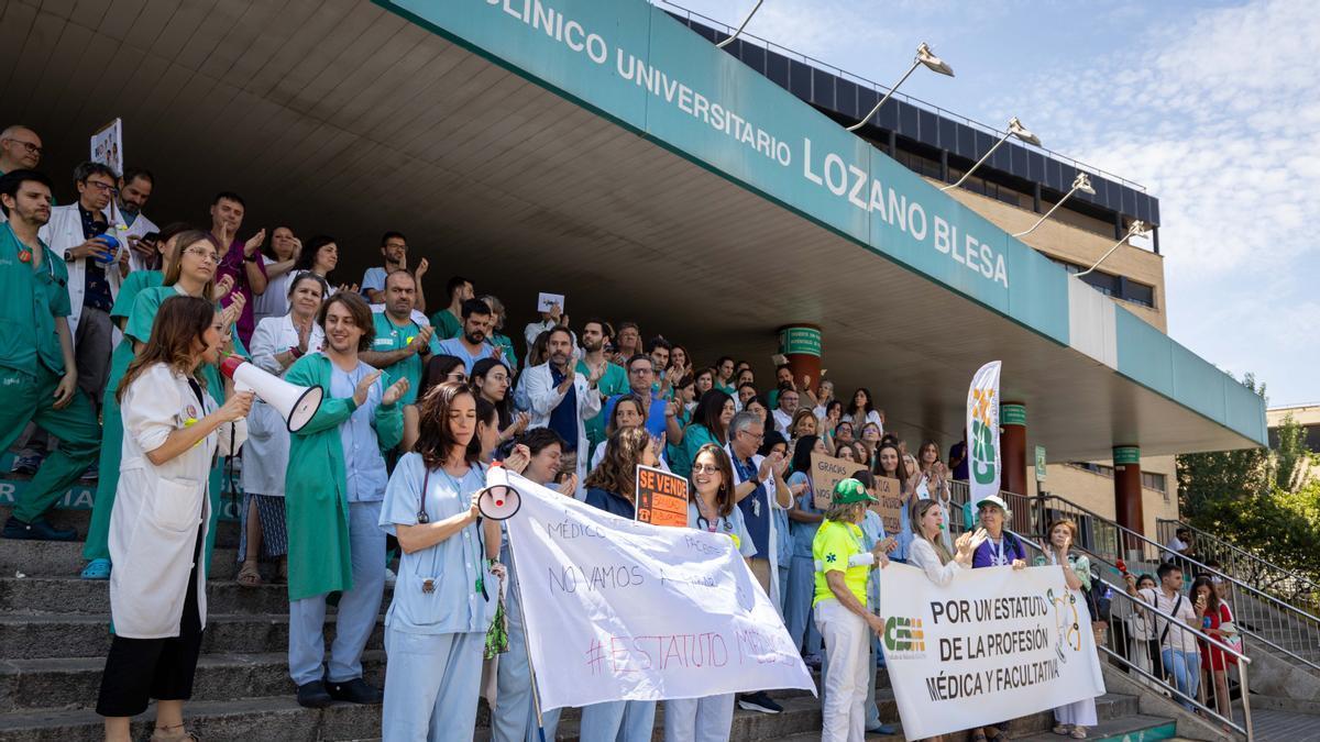 Protesta de los médicos, esta semana, a las puertas del hospital Clínico.