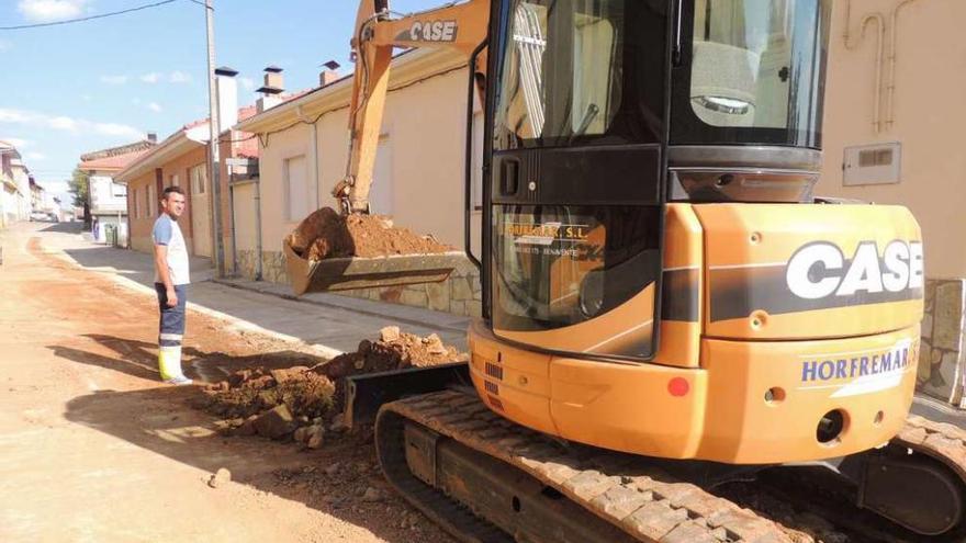 Operarios realizando trabajos de renovación de tuberías en Morales de Rey.