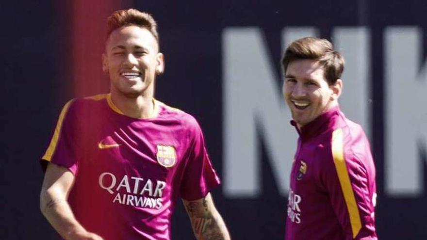 Neymar y Messi, durante el entrenamiento de ayer. // Efe