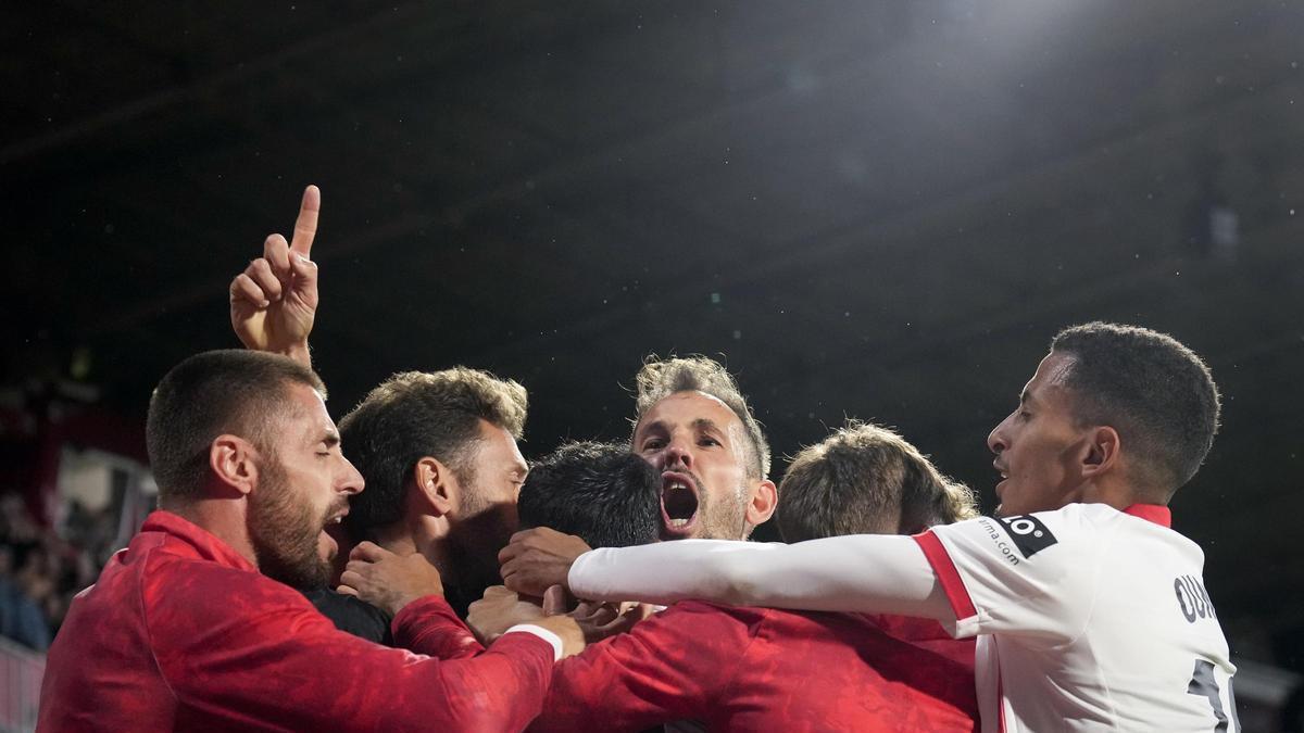 Stuani celebra el gol de l'empat amb els seus companys.