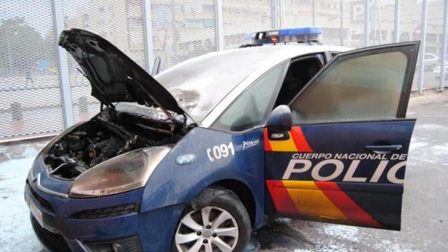 Estado en el que quedó uno de los coches alcanzado por un artefacto incendiario