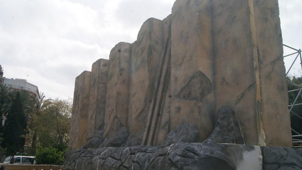 Montaje del monumento 'Los Jardines del Rey Lobo' en la plaza Circular de Murcia