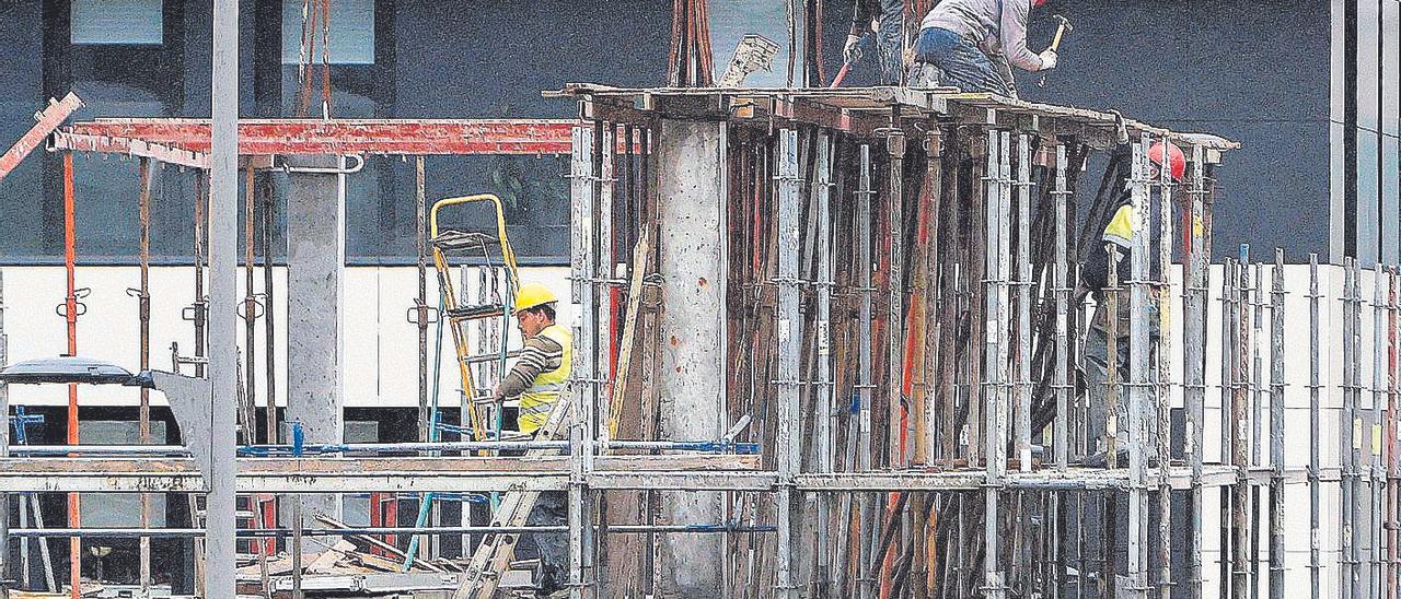 Obreros en la construcción de un edificio, en Santiago.