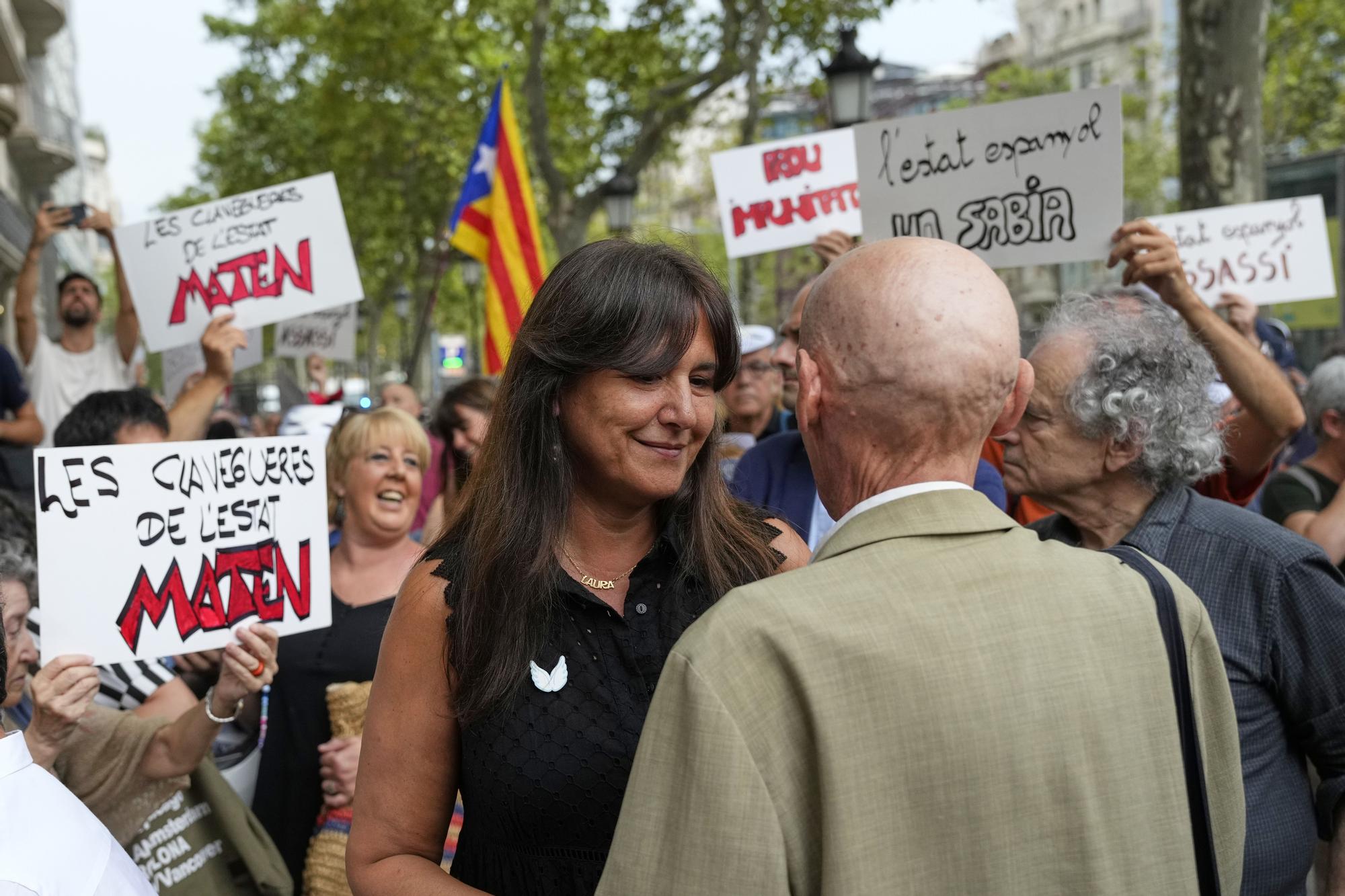 Laura Borràs conversa con uno de los manifestantes