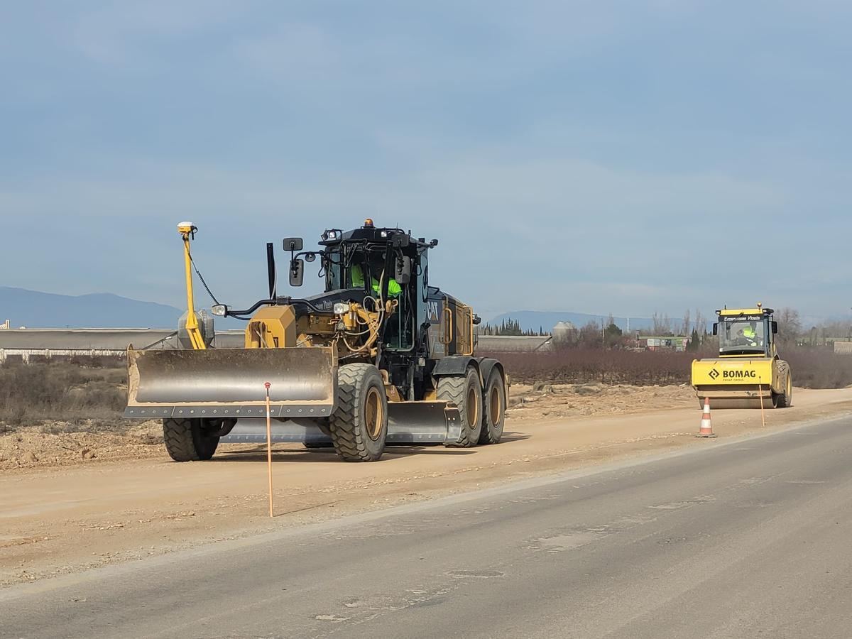 Maquinaria pesada trabajando hoy en la A-230.