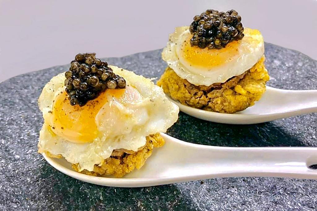 Ortiguillas fritas con huevos de codorniz y caviar: colocar la ortiguilla marina (como se conoce a la anémona común de mar) frita en un cuchara de porcelana o similar con un huevo de codorniz frito y huevas de esturión (caviar) por encima.