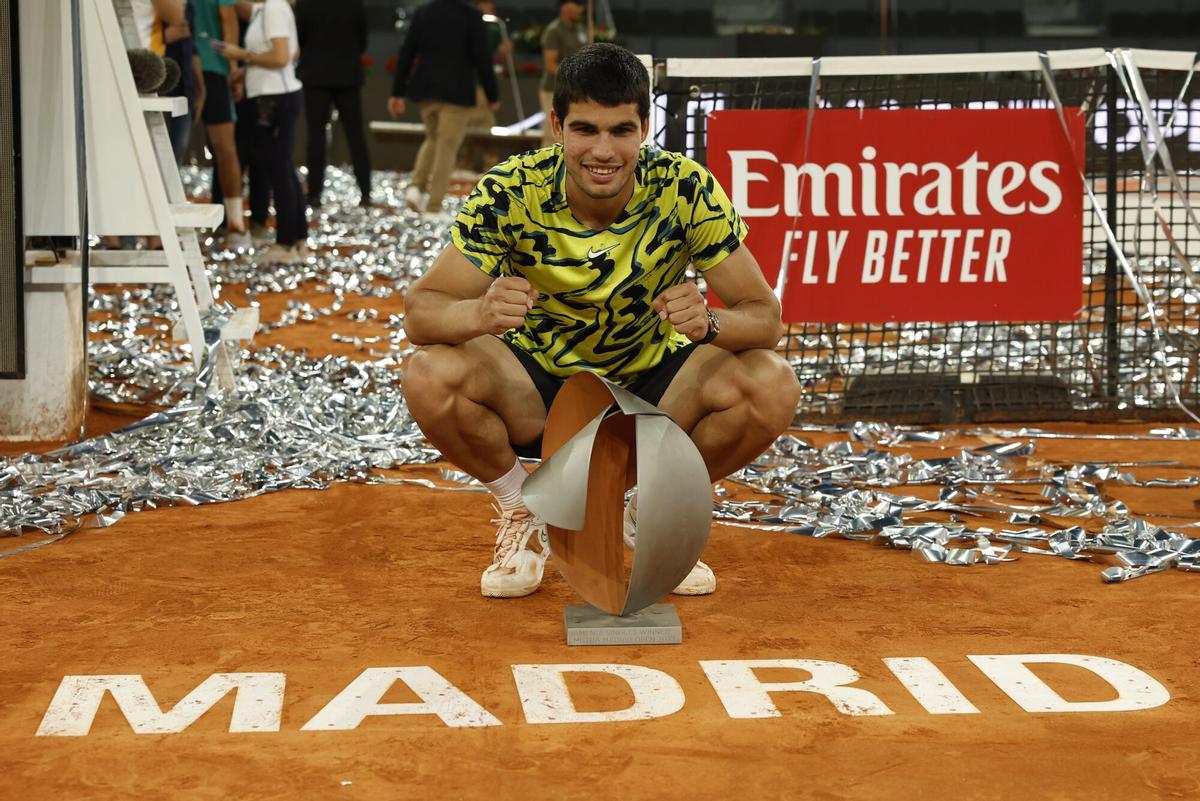 MADRID, 07/05/2023.- El tenista español Carlos Alcaraz posa con el trofeo tras su victoria ante el alemán Jan-Lennard Struff en la final del Mutua Madrid Open disputado este domingo en la Caja Mágica, en Madrid. EFE/Chema Moya