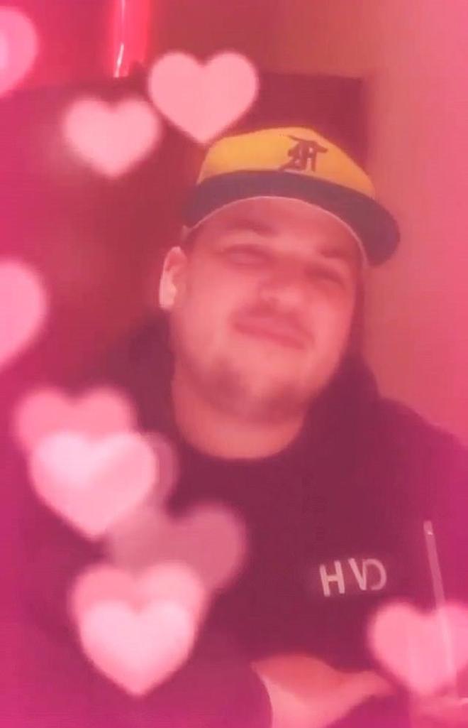 Rob Kardashian rodeado de corazones