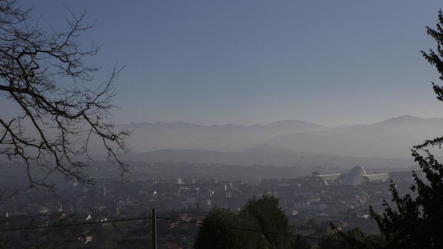 La elevada contaminación obliga a aplicar restricciones en el tráfico en Oviedo y Gijón