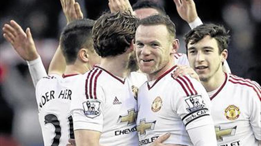 Rooney resuelve el devaluado duelo entre el Liverpool y el United
