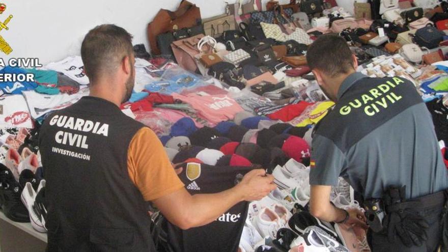 Seis arrestados con más de 1.300 objetos falsificados en un mercadillo de Torrevieja