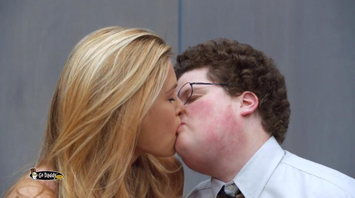 Bar Refaeli protagoniza un polémico anuncio en la Super Bowl