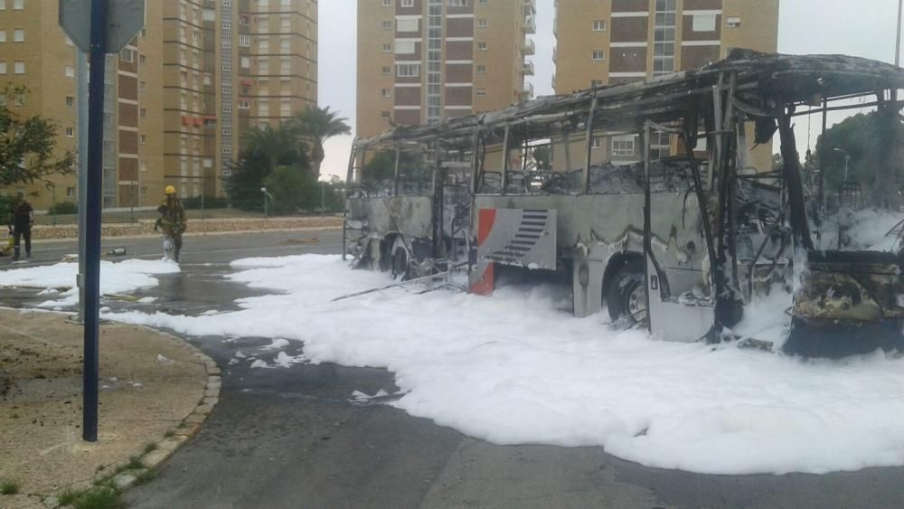 Un autobús arde en Campoamor