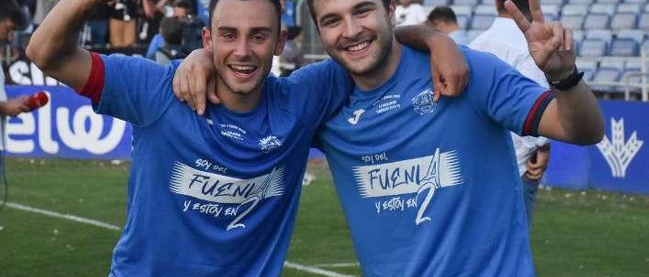 Por la izquierda, Pablo Clavería, jugador del Fuenlabrada, y el fisioterapeuta ovetense Nacho Blanco, el domingo en el Nuevo Colombino, celebrando el ascenso del club madrileño.