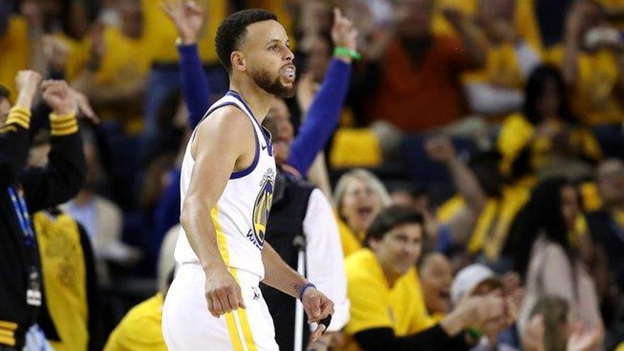 Curry dirige un triunfo arrollador de los Warriors