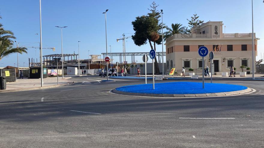 El nuevo aparcamiento del puerto abre el 9 de abril en el puerto, mientras el pavimento del paseo de La Libertad ya es historia en Torrevieja