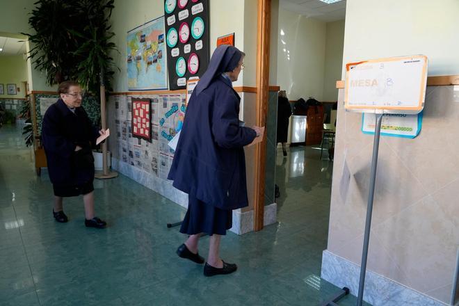 Mañana electoral en el colegio San José de Calasanz: elecciones autonómicas 2026