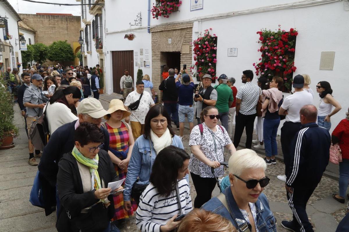 Colas en la calle San Basilio esta mañana.