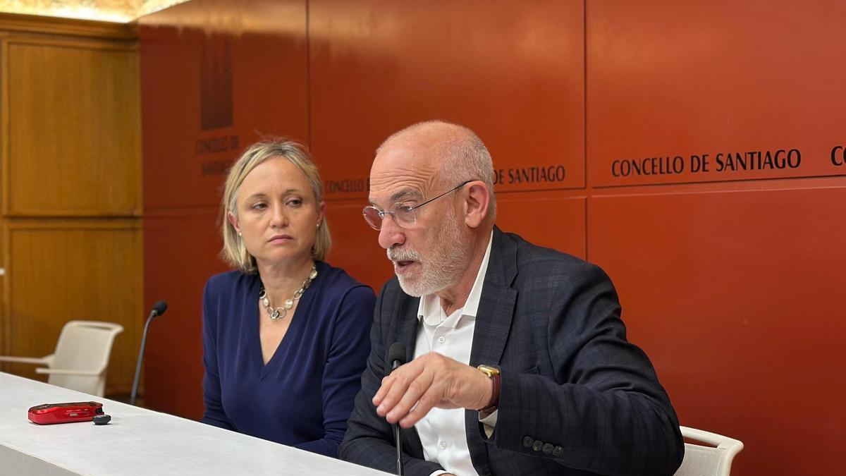 Guinarte, portavoz de los socialistas en el Concello de Santiago, junto a su compañera Marta Abal.